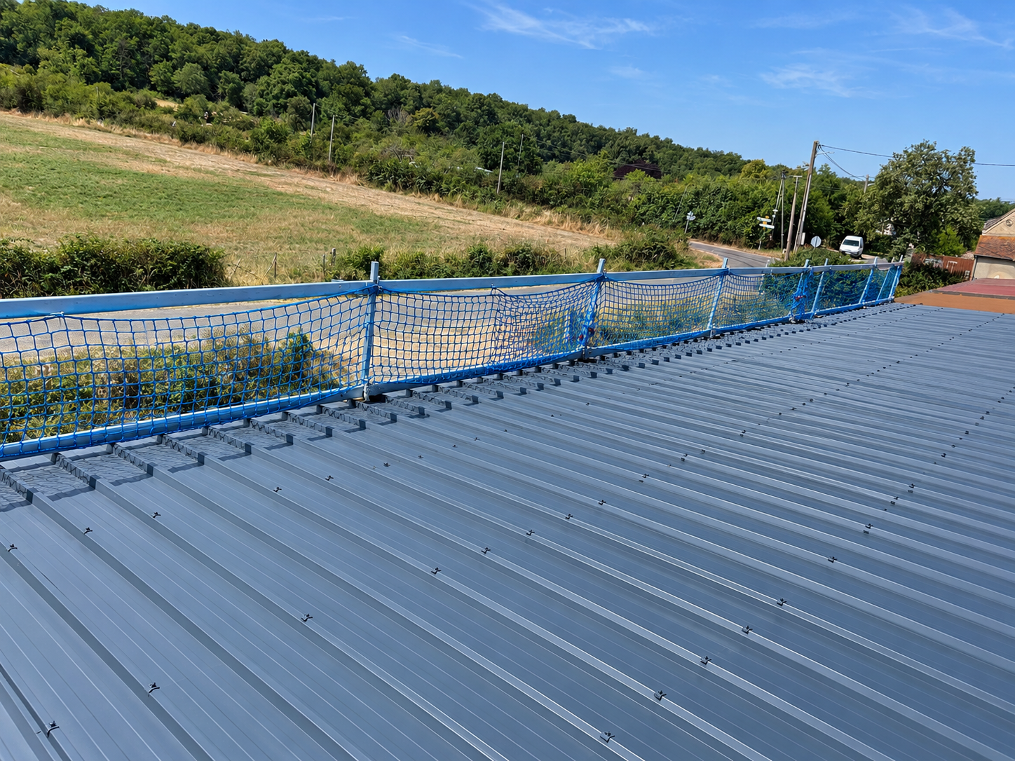 Bâtiment protégé par une couverture neuve